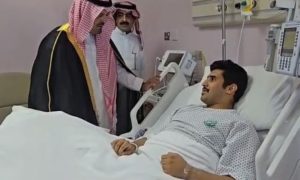 نائب أمير مكة يزور الجندي المصاب ريان آل أحمد في الحرم