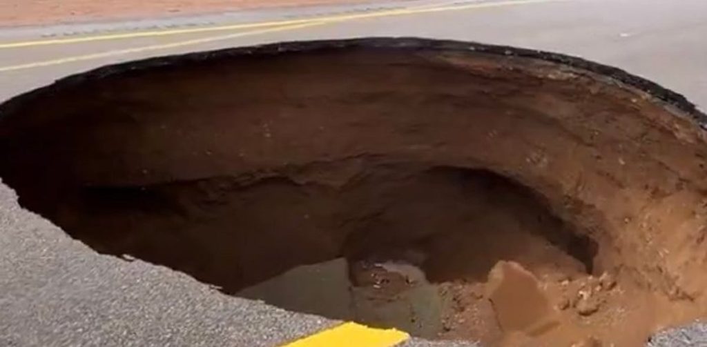 «إمارة تبوك»: مباشرة انهيار أرضي بسبب الأمطار وإغلاق الطريق حفاظًا على السلامة