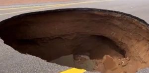 «إمارة تبوك»: مباشرة انهيار أرضي بسبب الأمطار وإغلاق الطريق حفاظًا على السلامة