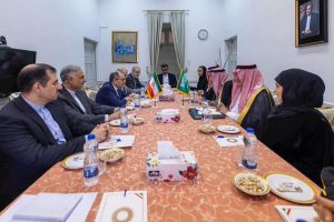 نائب وزير الخارجية يبحث سبل التعاون مع نظيره الإيراني