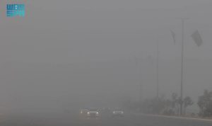 الضباب يغطي سماء عرعر وأمطار على محافظة طريف بالحدود الشمالية