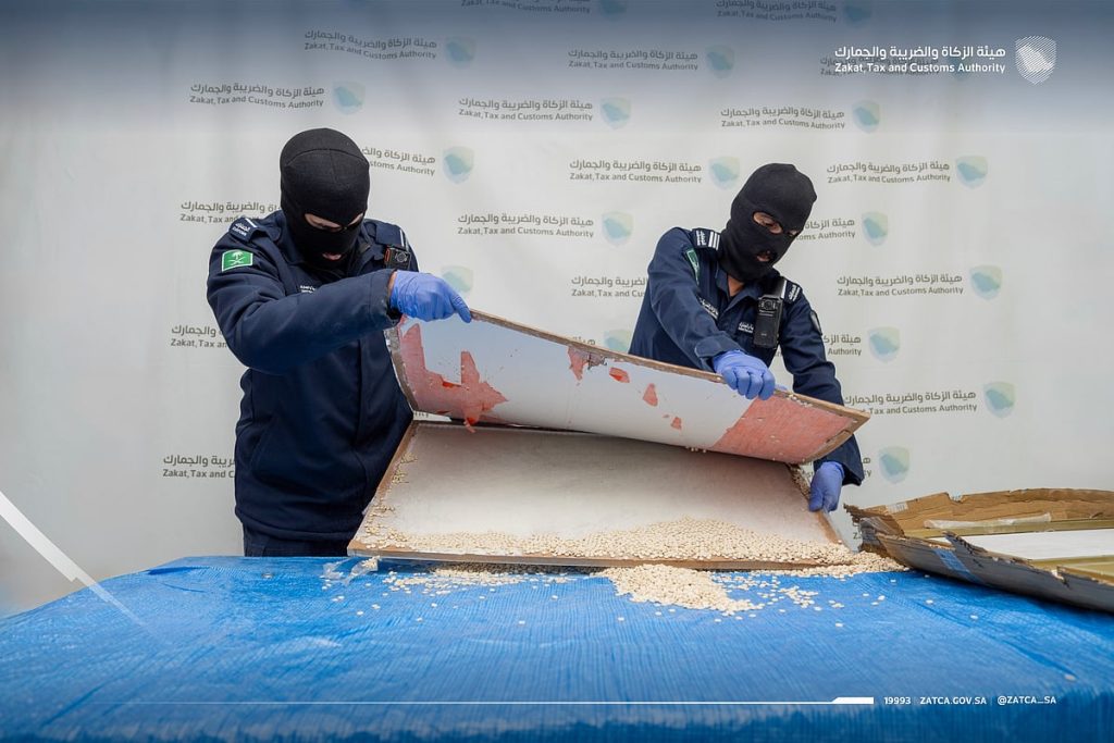 إحباط تهريب 187 ألف حبة من الإمفيتامين المخدر بمطار الملك عبد العزيز الدولي