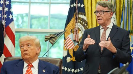 دروس ترامب لأوروبا”.. دبلوماسي بريطاني سابق يصف المواقف الأوروبية حيال غرينلاند بـ”الهستيرية