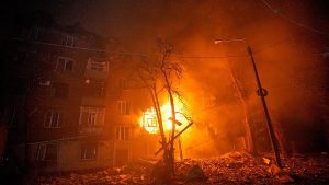 روسيا تضرب أوكرانيا بصواريخ فرط صوتية.. ودعوة لمغادرة كييف “مؤقتًا” بسبب انقطاع التدفئة