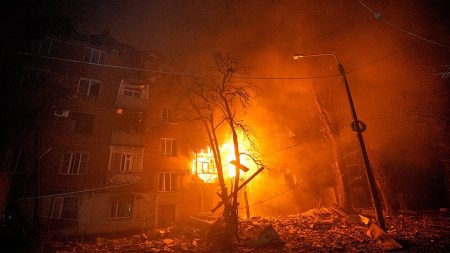 روسيا تضرب أوكرانيا بصواريخ فرط صوتية.. ودعوة لمغادرة كييف “مؤقتًا” بسبب انقطاع التدفئة