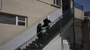 قبعة طبية تشعل جدلاً في فرنسا: تلميذة تُطرد وشهادة “عدم الانتماء للإسلام” تفجّر أزمة