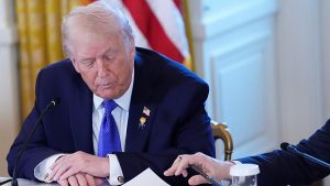 علم ما قبل الثورة الإسلامية يرفرف لدقائق على سفارة طهران في لندن.. وترامب: “واشنطن مستعدة للمساعدة”