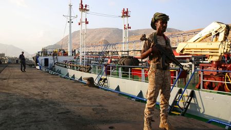 أسلحة وسفن وغارات.. كيف انفجر الخلاف السعودي – الإماراتي على أرض اليمن؟