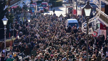فيديو. سكان كرانس – مونتانا يشاركون في مسيرة صامتة حدادًا على ضحايا الحريق