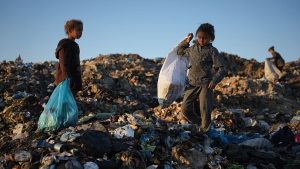 تعليم أطفال غزة تحت ضغط غير مسبوق: كيف أثّر الجوع والصدمات النفسية على مسارهم الدراسي؟