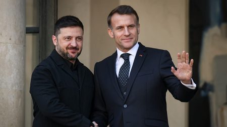 “التزامات ملزمة” وقوة متعددة الجنسيات بدعم من واشنطن.. ماذا تكشف مسودة قمة باريس؟