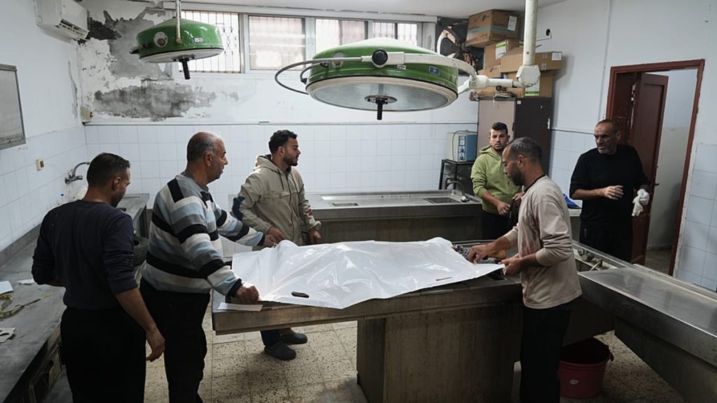 “آلام مفاصل وقيء وصعوبة تنفس”.. فيروس مجهول يتفشى في غزة ويسجل وفيات بين أشخاص أصحاء