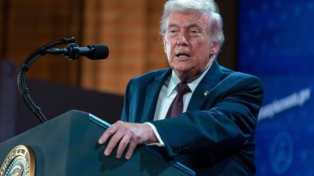 ترامب يلوّح بالقوة ويترك باب التفاوض مفتوحًا.. وطهران: أي هجوم لن ينتهي خلال ساعات