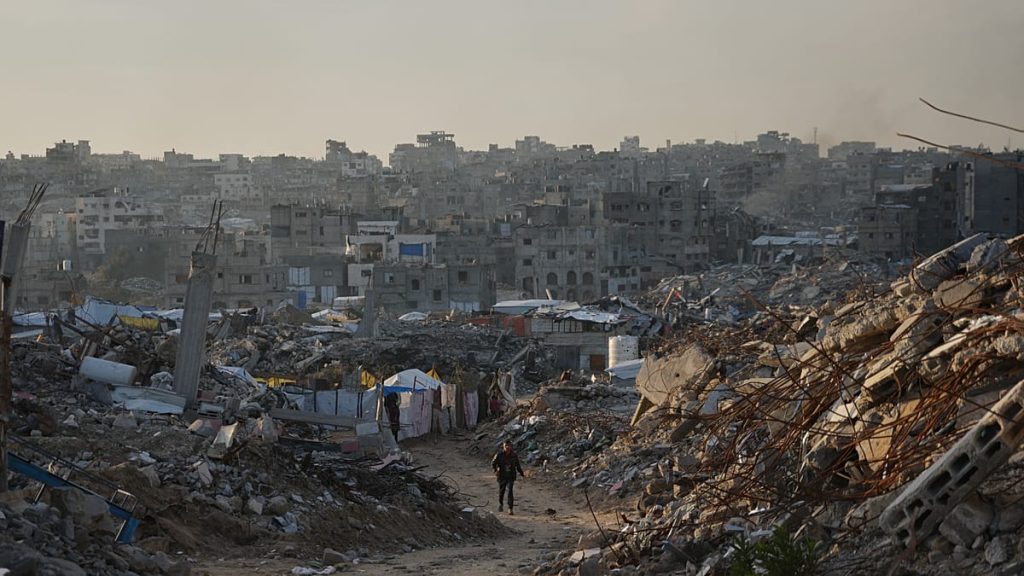 مباشر – أوضاع إنسانية صعبة في غزة.. وفاة طفلة في مخيم النصيرات بسبب البرد الشديد