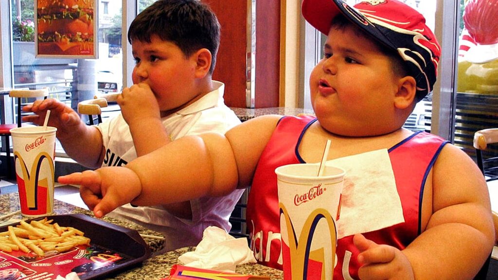 لحماية الأطفال من السمنة.. بريطانيا تحظر إعلانات “الأطعمة غير الصحية” على التلفزيون والإنترنت