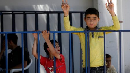 “حرقاً في الخيمة”.. مصرع 4 أطفال سوريين في إربد بالأردن يُشعل غضباً وحزناً على اللاجئين