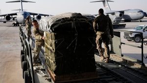 واشنطن ترفع جاهزيتها العسكرية وتبحث خيارات متعددة تجاه إيران.. وطهران تتوعد بالرد بحزم