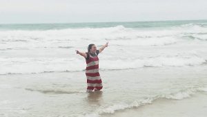 فيديو. تستمر سباحة رأس السنة في شاطئ “كاركافيلوس” رغم البرد