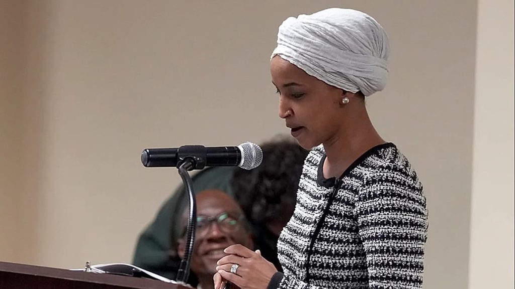 فيديو – أثناء إلقاء خطاب لها.. اعتداء بسائل مجهول على النائبة إلهان عمر في مينيسوتا