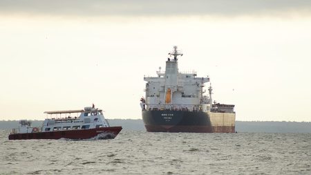 واشنطن تُشدّد الحصار على النفط الفنزويلي وتحتجز “ناقلة روسية”.. كيف علّقت موسكو؟