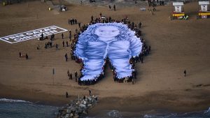 برشلونة تُحيي ذكرى هند رجب: لوحة عملاقة ورسالة تطالب بالعدالة لفلسطين