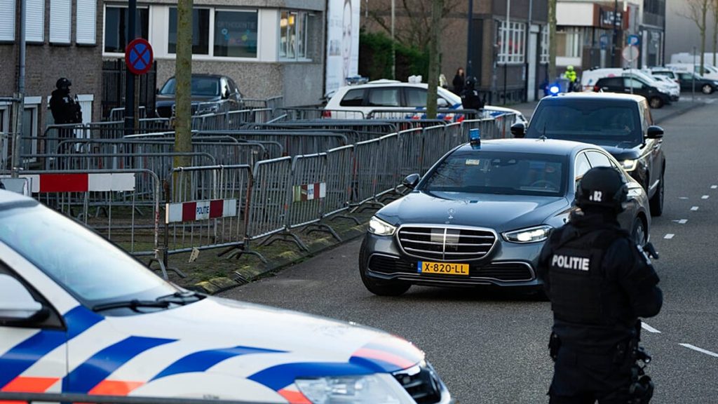 ركل وضرب بالعصا: الشرطة الهولندية تفتح تحقيقاً في اعتداء شرطي على سيدتين محجبتين