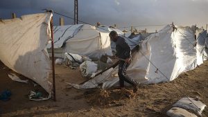 مباشر – الرياح تقتلع خيام غزة.. ونتنياهو يخطط للاستغناء عن سلاح واشنطن وردّ ناري من ليندسي غراهام