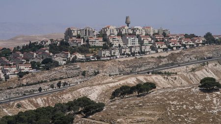 إسرائيل تُقرّ خطة استيطانية في “E1” لتقسيم الضفة وسط تنديد أممي واسع