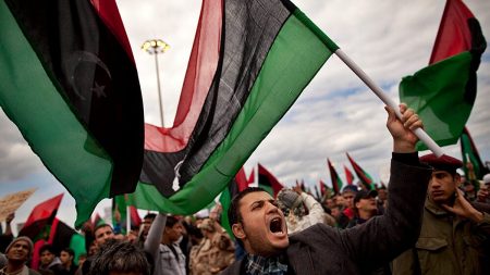 “إنهاء الأزمة أكثر كلفة من استمرارها”.. لماذا تحوّل الانقسام في ليبيا إلى “بيزنس” يمنع السلام؟