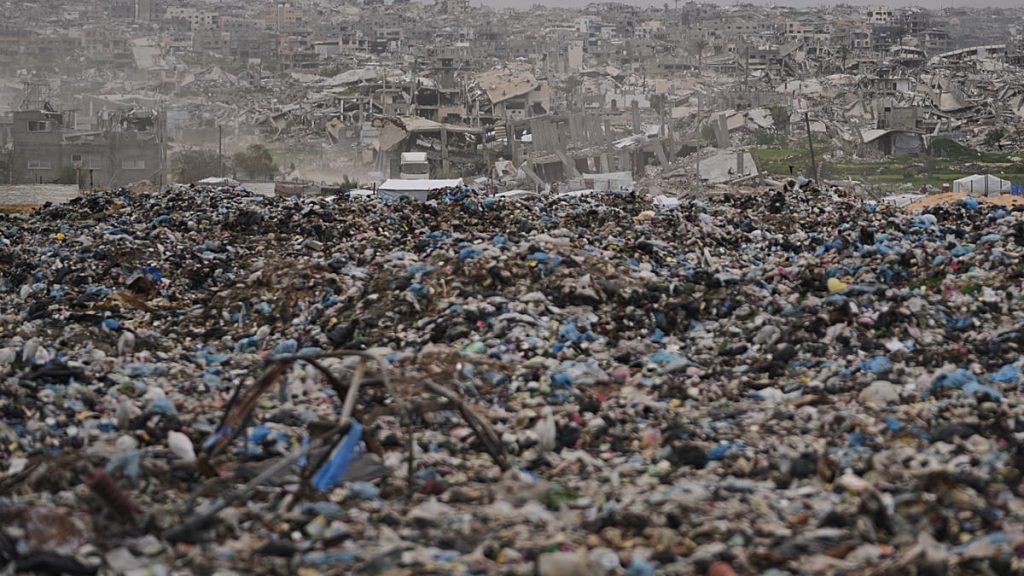 مباشر – غزة تواجه ظروفًا إنسانية معقدة.. إسرائيل تواصل البحث عن رفات آخر محتجز