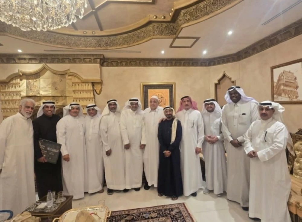 أكاديميون وإعلاميون يزورون باقادر – أخبار السعودية