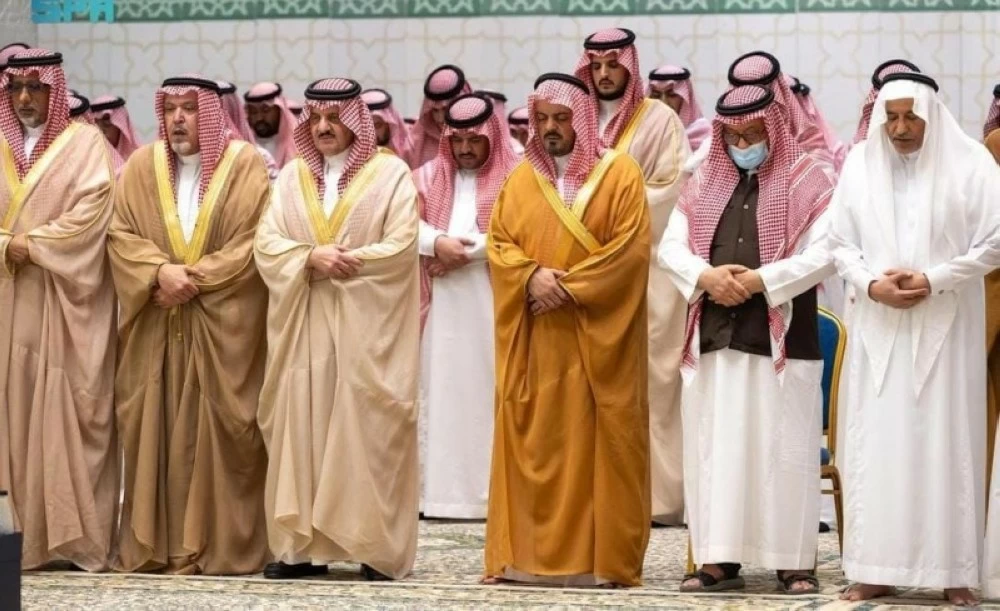 نائب أمير مكة المكرمة يؤدي صلاة الميت على فيصل بن تركي – أخبار السعودية