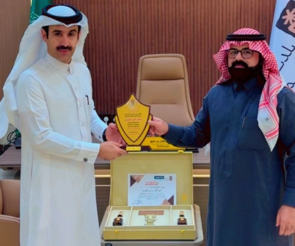 رئيس بلدية بللسمر يكرّم الزميل «الأسمري» – أخبار السعودية