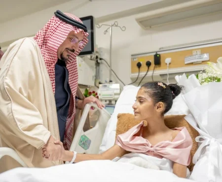 أمير القصيم يزور الطفلة السودانية العنود الطريفي ويطمئن على حالتها الصحية – أخبار السعودية