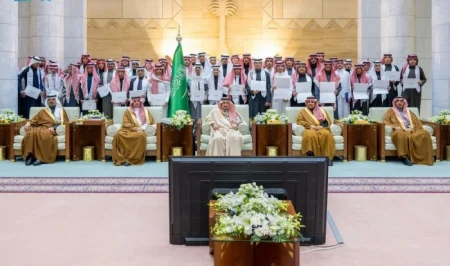 أمير الرياض يُكرِّم المدارس والطلبة المميزين بالمنطقة – أخبار السعودية