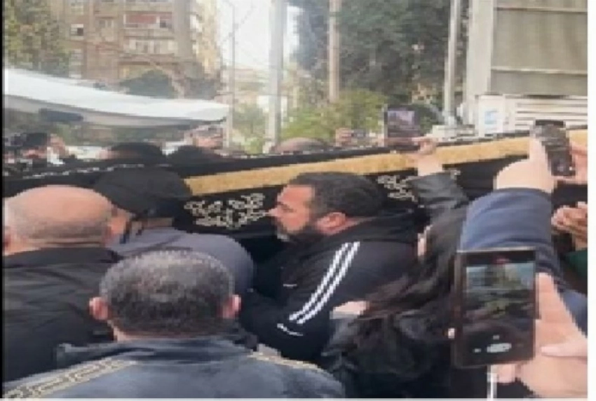 مشيعون في جنازة هدى شعراوي