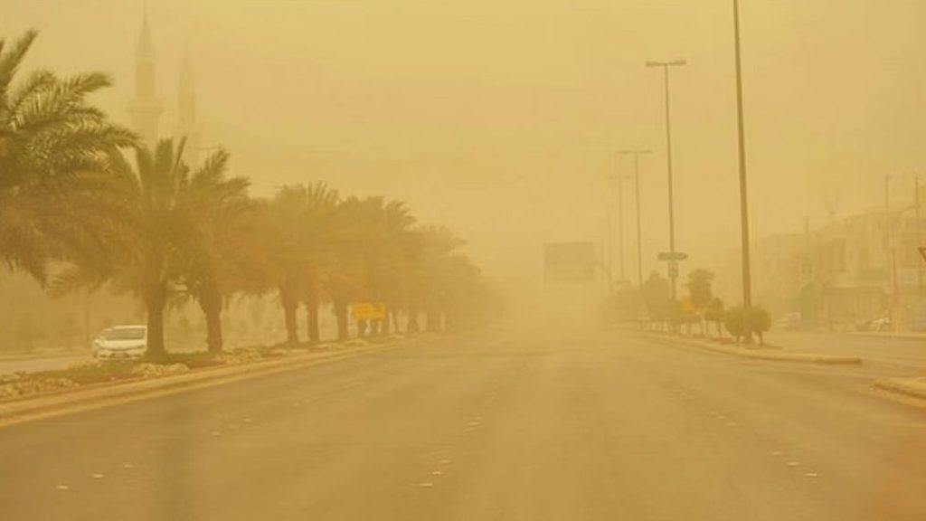 «الأرصاد» ينبّه بالإنذار الأحمر من تكوّن عوالق ترابية على منطقة نجران