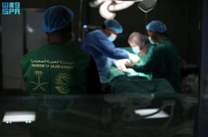 فريق مركز الملك سلمان يجري 99 جراحة متخصصة في غزة