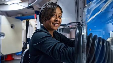 أول رائدة فضاء عربية تكشف سر اختيار الفضاء لإجراء التجارب العلمية