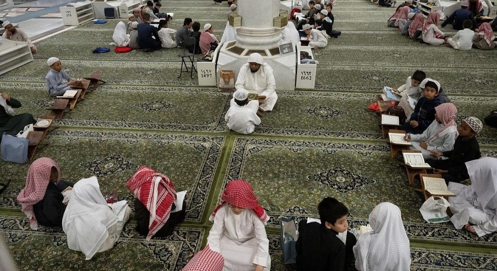 940 ألف طالب حول العالم يستفيدون من برامج التعليم عن بُعد في حلقات المسجد النبوي