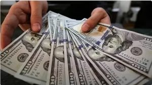 الدولار يحافظ على مكاسبه مقابل عملات رئيسية