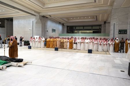 نائب أمير مكة المكرمة يؤدي صلاة الميت على الأمير فيصل بن تركي