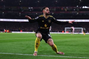 مانشستر يونايتد يواصل صحوته ويهزم أرسنال في قمة الدوري الإنجليزي