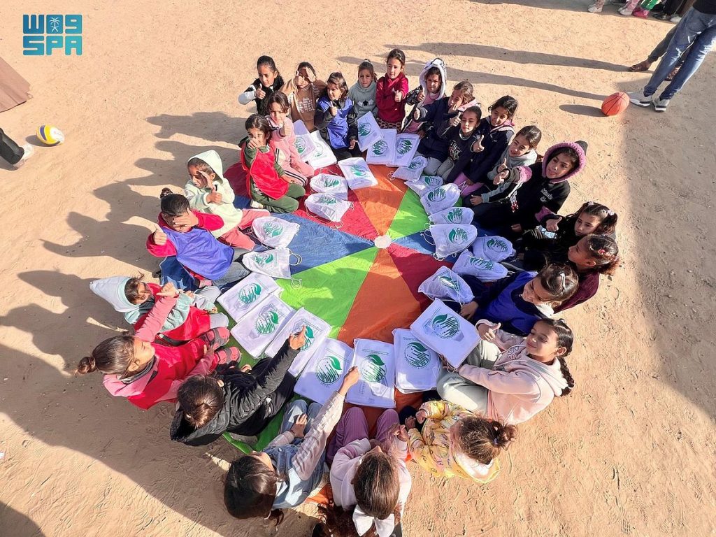 "إغاثي الملك سلمان" يوزع ملابس شتوية وسلالًا غذائية في غزة