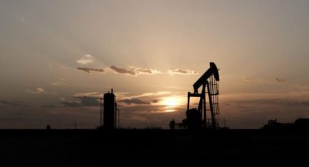 تباين أسعار النفط مع استمرار المخاوف بشأن الإمدادات الأمريكية