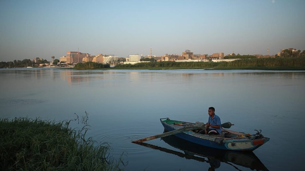“تهجير وانتهاكات وحرمان من العمل”.. كيف يتأثر الصيادون في مصر بمشاريع الجيش؟