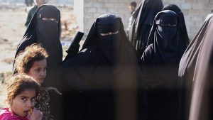 الحكومة السورية تقرّ بحدوث حالات “فرار جماعي” من مخيم الهول عقب انسحاب “قسد”