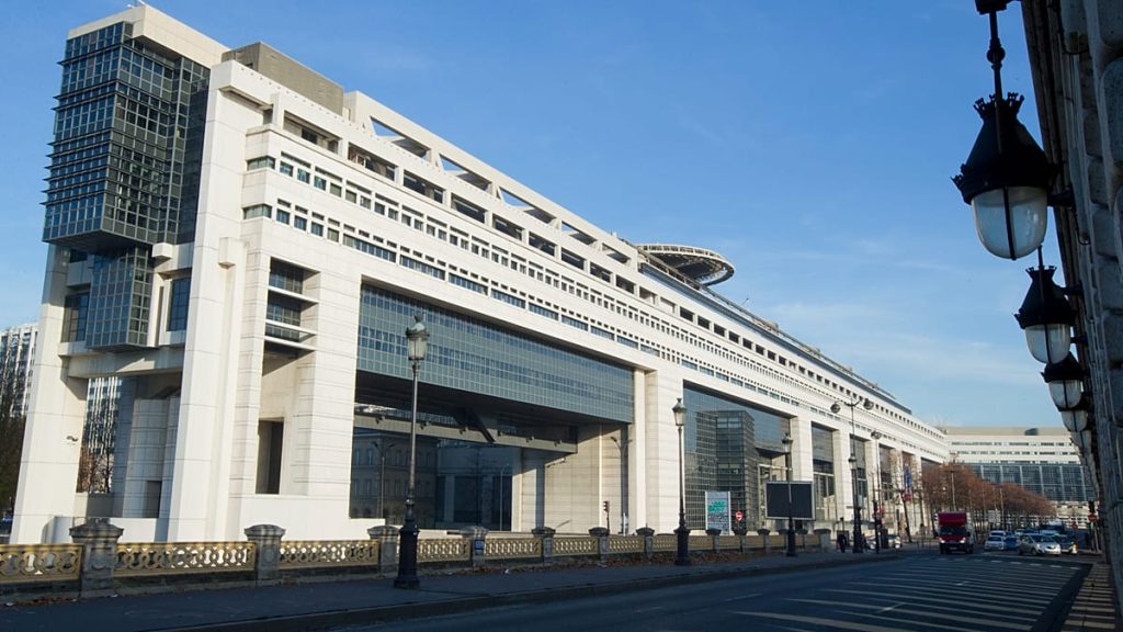 تقرير فرنسي صادم.. 13 ألف عائلة ثرية لا تدفع أي ضريبة دخل