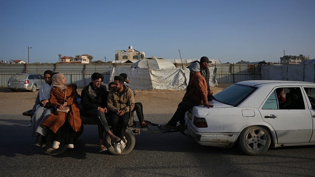 مباشر – غارات وتوغلات في غزة.. وحماس تنفي تلقي مقترحات حول نزع السلاح