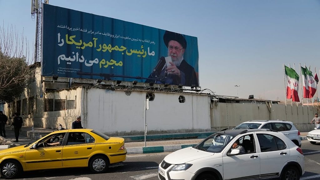“خامنئي في موقع آمن”.. صواريخ تخترق قلب طهران ومسؤولون إسرائيليون يؤكدون: استهدفنا المرشد الأعلى